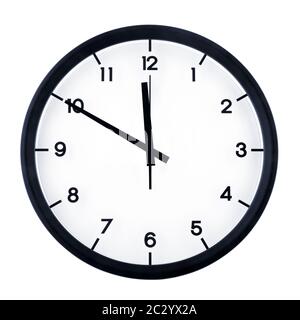 Horloge analogique classique pointant sur onze cinquante, isolé sur fond blanc. Banque D'Images