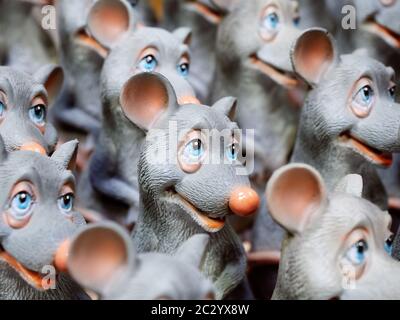 Souris drôles en céramique grise avec vue latérale. Symbole du 2020 Banque D'Images