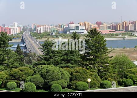 Pyongyang, Corée du Nord - 1er mai 2019 : vue d'en haut sur le pont au-dessus de la rivière Taedong et de nouveaux quartiers résidentiels, capitale de la Corée du Nord Banque D'Images