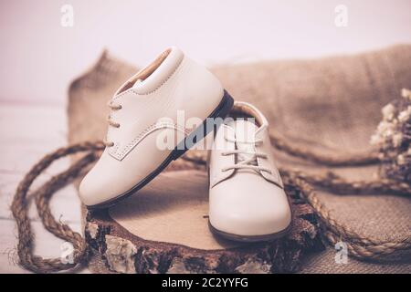 Chaussures pour filles sur terrasse en bois rustique. Image filtrée vintage. Banque D'Images