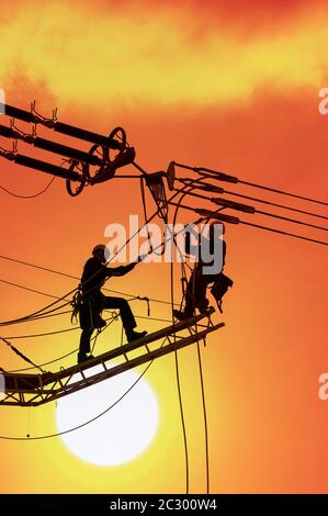 Composition numérique, ingénieurs haute tension travaillant sur les pylônes haute tension, Bade-Wurtemberg, Allemagne Banque D'Images