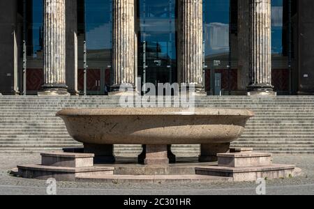 Bol en granit dans le jardin de plaisir également appelé Biedermeier merveille du monde, Berlin, Allemagne Banque D'Images