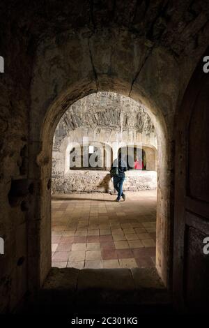 Entrée voûtée de la ruine de cuisine à l'intérieur du château de Doune, Stirling, Écosse, Royaume-Uni, Europe Banque D'Images