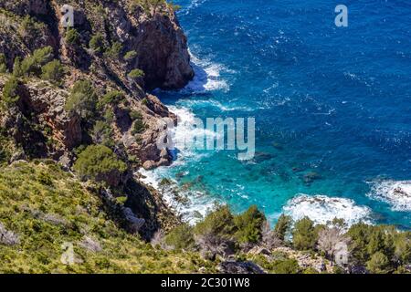 Vue panoramique vue du Mirador Ricardo Roco sur une baie sur la côte nord de Majorque avec la côte rocheuse et eau turquoise Banque D'Images