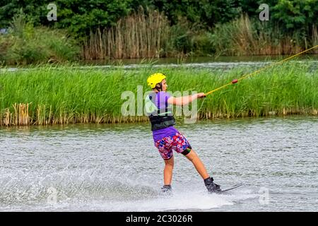 Wakeboard adolescent sur un lac - Brwinow, Masovia, Pologne Banque D'Images