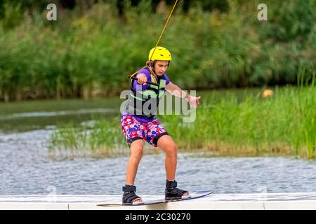 Wakeboard adolescent sur un lac - Brwinow, Masovia, Pologne Banque D'Images