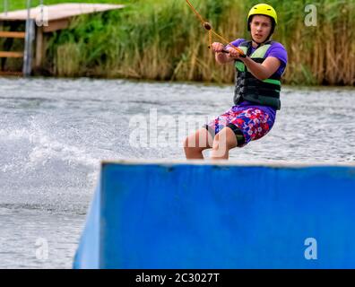 Wakeboard adolescent sur un lac - Brwinow, Masovia, Pologne Banque D'Images