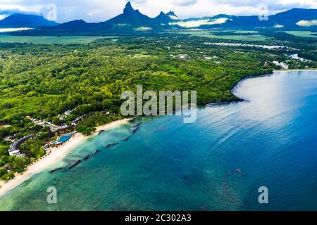 Vue aérienne, la plage de Flic en Flac avec hôtels de luxe et palmiers, à l'arrière de la montagne trois Mamelles, Maurice, Afrique Banque D'Images