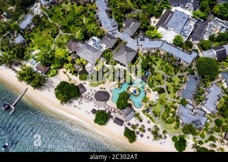 Vue aérienne, la plage de Flic en Flac avec l'hôtel de luxe Hilton Mauritius l'Imperial Resort & Spa et palmiers, Maurice, Afrique Banque D'Images