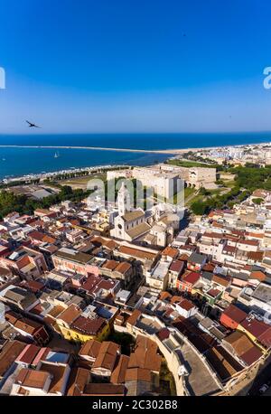 Vue aérienne du Castello Svevo et de la basilique de la cathédrale Saint Mary 'Maggiore', région de Trani, Barletta, Puglia, Italie Banque D'Images