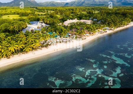 Vue aérienne, la plage de Flic en Flac avec hôtels de luxe et palmiers, Maurice, Afrique Banque D'Images