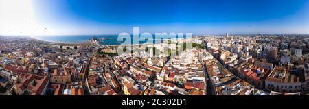 Vue aérienne du Castello Svevo et de la basilique de la cathédrale Saint Mary 'Maggiore', région de Trani, Barletta, Puglia, Italie Banque D'Images