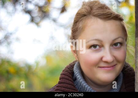 Portrait d'une jeune fille belle sur le fond des feuilles d'automne tombées - gros plan, à l'extérieur Banque D'Images