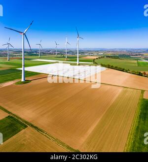 Vue aérienne, parc éolien, centrales éoliennes, énergie renouvelable par le vent, Gabsheim. Rhénanie-Palatinat, Allemagne Banque D'Images