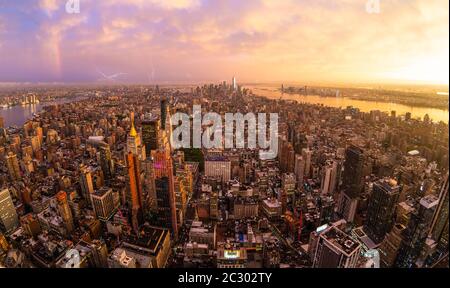 Horizon de New York avec gratte-ciel de Manhattan à l'incroyable vibrant après le coucher du soleil de tempête, États-Unis. Rainbow peut être vu en arrière-plan au-dessus de Brooklyn brid Banque D'Images