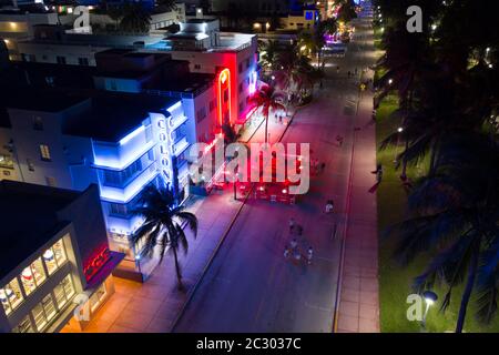 Photographie aérienne de nuit touristes revenant à Miami Beach pendant la phase 1 réouverture coronavirus Covid 19 pandémie 2020 Banque D'Images