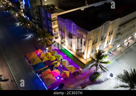 Image de nuit aérienne parasols colorés de Miami Beach sur Ocean Drive Banque D'Images