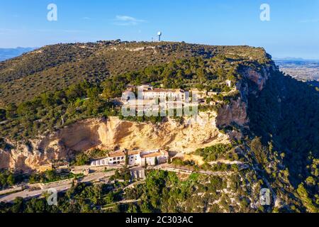 Monastères Santuari de Nostra Senyora de Gracia et Ermita de Sant Honorat, Puig de Randa, région Pla de Majorque, enregistrement de drones, Majorque, Baléares Banque D'Images