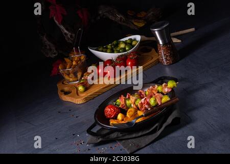 Choux de Bruxelles - Bacon - brochettes avec des widgets de pommes de terre Banque D'Images