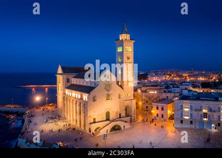 Vue aérienne, Italie, Italie du Sud, Puglia, Trani, Cathédrale de San Nicola Pellegrino, Cathédrale de la Mer de Trani Banque D'Images