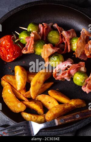 Choux de Bruxelles - Bacon - brochettes avec des widgets de pommes de terre Banque D'Images