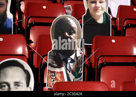 Découpe en carton de l'ancien joueur de basket-ball de la NBA et de l'fan de Northampton Town Shaquille O'Neal dans les tribunes pendant le match de la deuxième demi-finale de la première jambe de la Sky Bet League au PTS Academy Stadium, à Northampton. Banque D'Images
