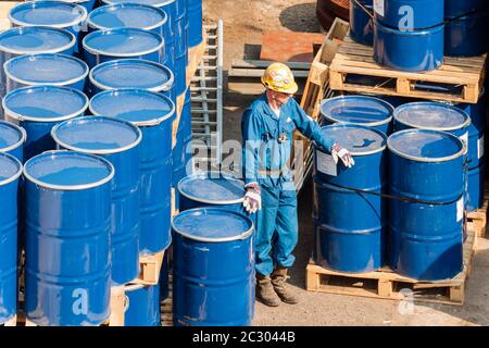 Manutention de barils avec catayst par le personnel de Mourik Ltd, pays-Bas à Leverkusen, Allemagne. Banque D'Images