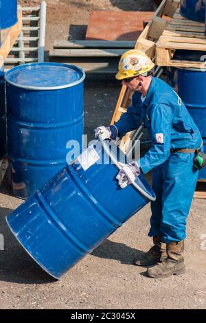 Manutention de barils avec catayst par le personnel de Mourik Ltd, pays-Bas à Leverkusen, Allemagne. Banque D'Images