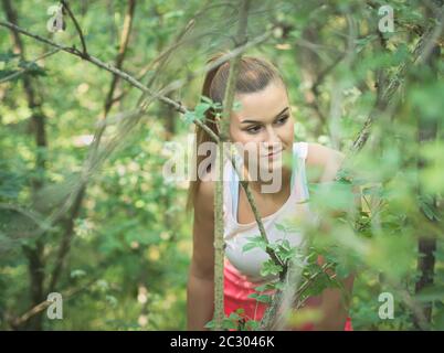 Jeune Blonde Caucasien femelle Forest Runner posant Banque D'Images