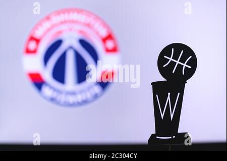 NEW YORK, Etats-Unis, 18 JUIN 2020: Washington Wizards Basketball club sur écran blanc. Silhouette du trophée NBA en premier plan. Banque D'Images