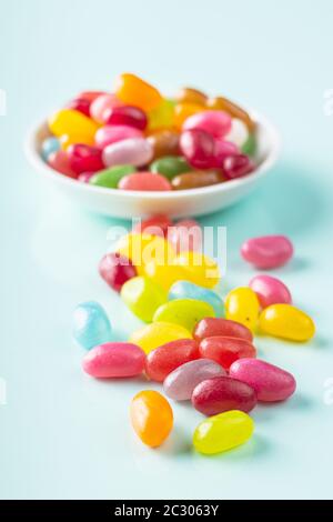 Haricots jaunes fruités. Délicieux haricots de gelée colorés sur fond coloré. Banque D'Images