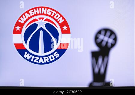 NEW YORK, Etats-Unis, 18 JUIN 2020: Washington Wizards Basketball club sur écran blanc. Silhouette du trophée NBA en premier plan. Banque D'Images