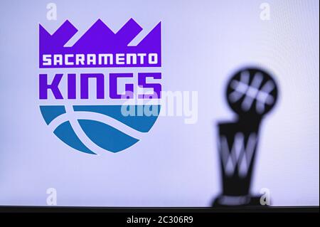 NEW YORK, Etats-Unis, 18 JUIN 2020 : club de basketball Sacramento Kings sur écran blanc. Silhouette du trophée NBA en premier plan. Banque D'Images