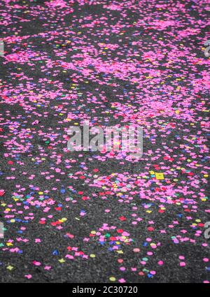 Confetti colorés après une procession de carnaval dans la rue, Rosenmontag, Guedismatig, Lucerne carnaval, Suisse Banque D'Images