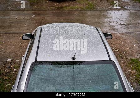 Boules de glace sur le toit de la voiture Banque D'Images