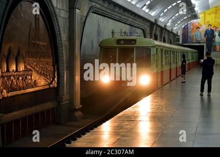 Pyongyang, Corée du Nord - 1er mai 2019 : arrivée du train à la station de métro Puhung dans le métro Pyongyang Banque D'Images