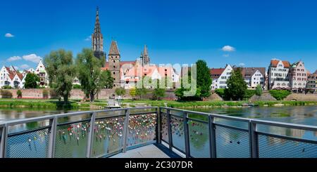 Panorama sur le Danube à Ulm avec Ulm Minster et la Tour du boucher, Bade-Wurtemberg, Allemagne Banque D'Images