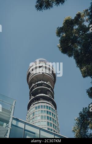 Londres, Royaume-Uni - 13 juin 2020 : vue à angle bas de BT Tower, une tour de communication située à Fitzrovia, Londres, propriété de BT Group, contre Blue Sky, fram Banque D'Images