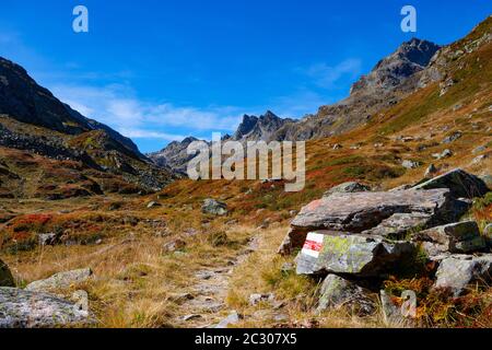 Sentier de randonnée vers le Klostertal, Silvretta Group, Bielerhoehe, Vorarlberg, Autriche Banque D'Images