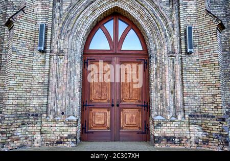 Une immense vieille porte en bois dans l'église Banque D'Images