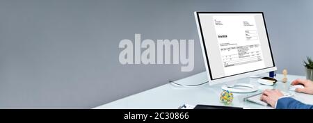 Comptable Facture Sur Ordinateur Au Bureau Banque D'Images