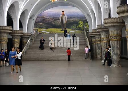 Pyongyang, Corée du Nord - 1er mai 2019 : personnes à la station de métro Yonggwang. Métro Pyongyang Banque D'Images