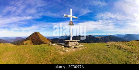 Sommet sur le Loibersbacher Hoehe, derrière celui-ci Faistenauer Schafberg, Osterhorn Group, Faistenau, Salzkammergut, province de Salzbourg, Autriche Banque D'Images