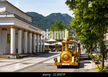 Promenez-vous devant le Trinkhalle dans la zone piétonne de Bad Ischl, Salzkammergut, haute-Autriche, Autriche Banque D'Images