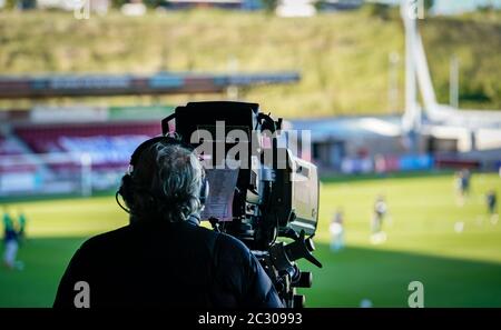 Northampton, Royaume-Uni. 18 juin 2020. Les caméras TV se disputer un match de pré-match pendant la Ligue 2 de Sky Bet Play Off demi finale match de première jambe entre Northampton Town et Cheltenham Town au stade Sixfields, Northampton, le 18 juin 2020. Photo de David Horn. Crédit : images Prime Media/Alamy Live News Banque D'Images