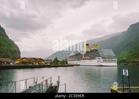 Paquebots de croisière dans les eaux d'Aurlandsfjord, Norvège. Vue d'un bateau de croisière dans le port de Flam. Paquebot de croisière amarré à l' Banque D'Images