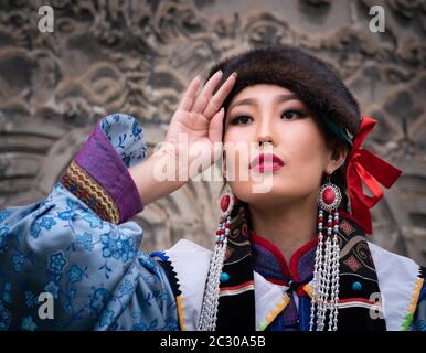 Fille mongole posant dans le costume national, ville d'Oulan-Bator, Mongolie Banque D'Images