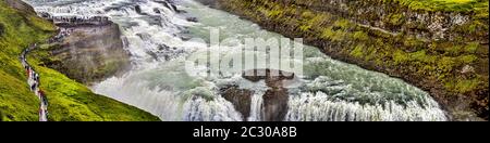 Grand nombre de touristes visitant les chutes de Gullfoss, Islande Banque D'Images