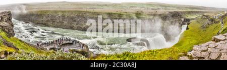 Grand nombre de touristes visitant les chutes de Gullfoss, Islande Banque D'Images