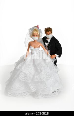 Image de symbole, mariages annulés, compagnie de jouets Mattel en crise, Barbie et Ken avec masques, crise Corona, Allemagne Banque D'Images